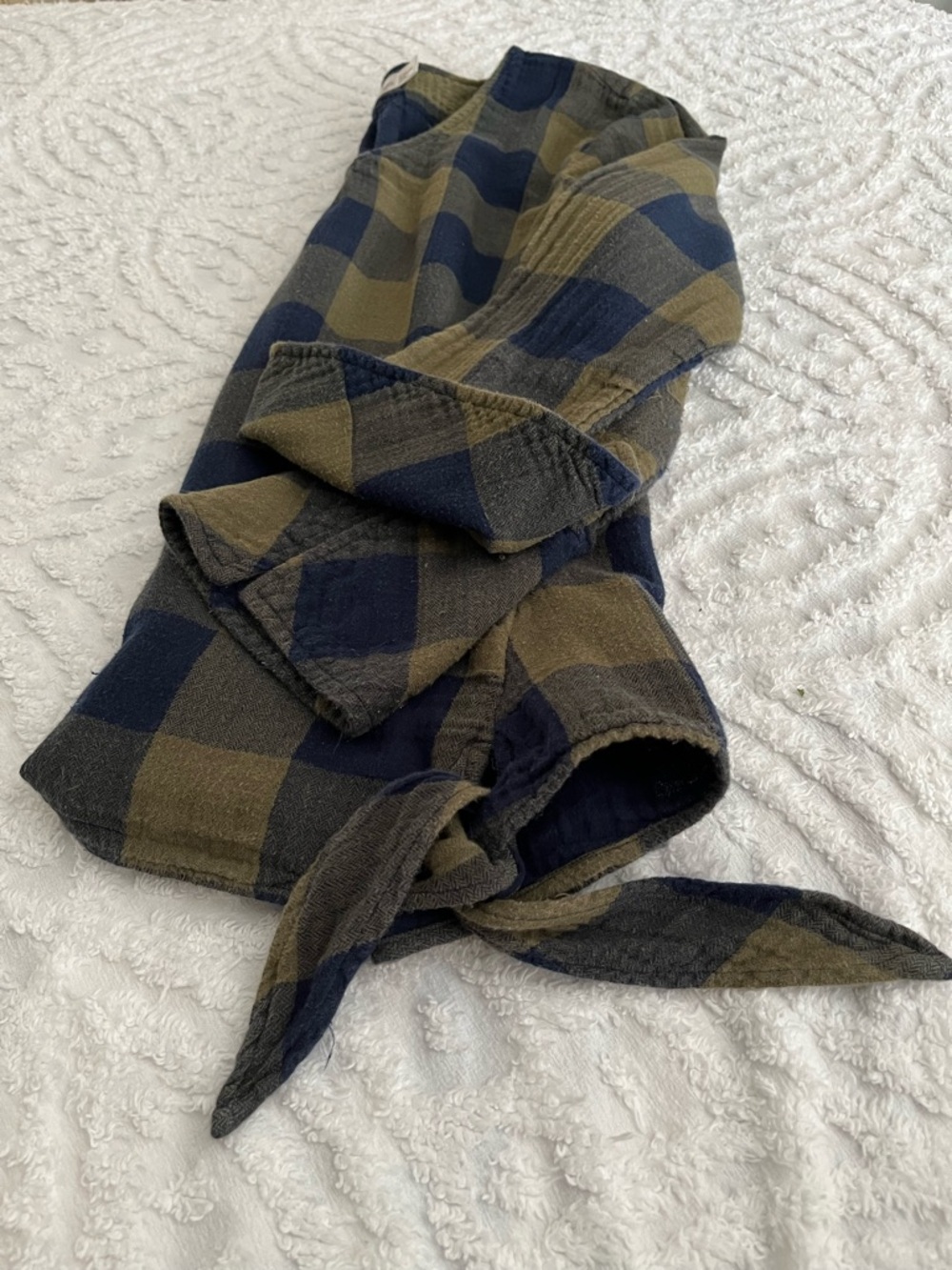 Time and Tru Black And Olive Check Plaid Pullover